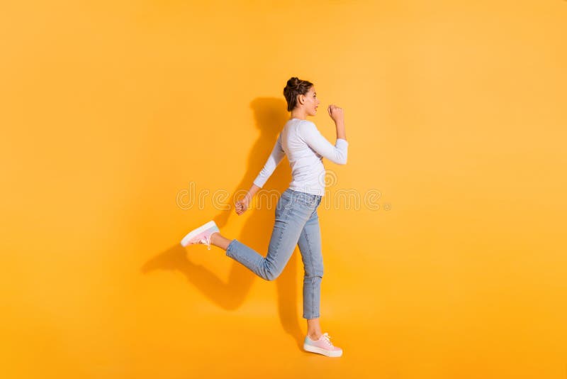 Van het de lengtelichaam van het profiel zijaanzicht volledige de groottefoto van vrij het aantrekkelijke jonge vrouwentraining h stock afbeelding Van het de lengtelichaam van het profiel zijaanzicht volledige de groottefoto van vrij het aantrekkelijke jonge vrouwentraining h stock afbeelding