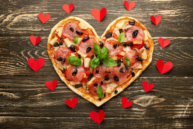 Van het de liefdeconcept van de hartpizza van de de Valentijnskaartendag romantisch het diner Italiaans gebakje met rode harten O stock fotografie Van het de liefdeconcept van de hartpizza van de de Valentijnskaartendag romantisch het diner Italiaans gebakje met rode harten O stock fotografie