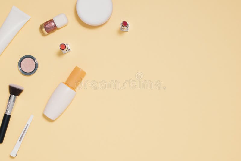 Van het de toebehorenmateriaal van de manier professionele make-up aantrekkelijke de maniervrouw stock afbeelding Van het de toebehorenmateriaal van de manier professionele make-up aantrekkelijke de maniervrouw stock afbeelding