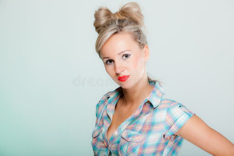 Van Het De Vrouwen Pinup Meisje Van Het Portret De Mooie Blonde Retro Stijl Op Groen Stock Foto