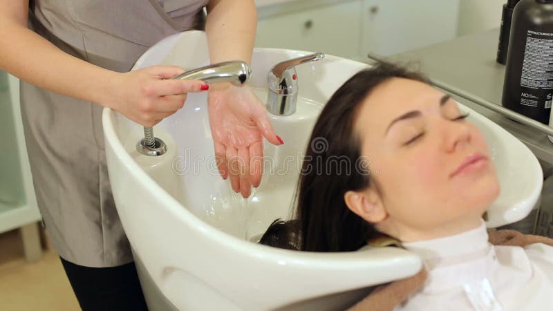 Van het de wassenhaar van de close-up professionele kapper de vrouwencliënt in een schoonheidssalon stock videobeelden Van het de wassenhaar van de close-up professionele kapper de vrouwencliënt in een schoonheidssalon stock videobeelden