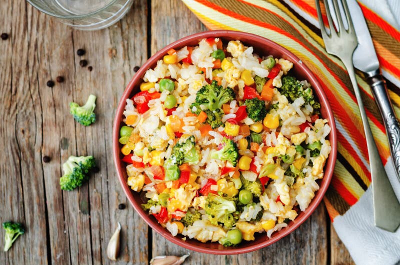Van het graan groene erwten van broccoliwortelen de Spaanse peperrijst royalty-vrije stock foto Van het graan groene erwten van broccoliwortelen de Spaanse peperrijst royalty-vrije stock foto