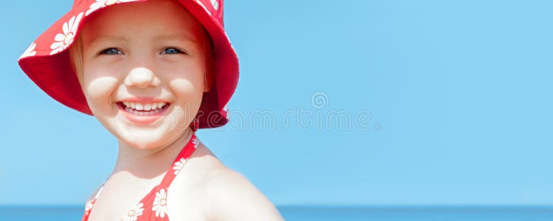 Van het het kindmeisje van de de zomerbanner de glimlach overzeese gelukkige vakantie stock foto's Van het het kindmeisje van de de zomerbanner de glimlach overzeese gelukkige vakantie stock foto's