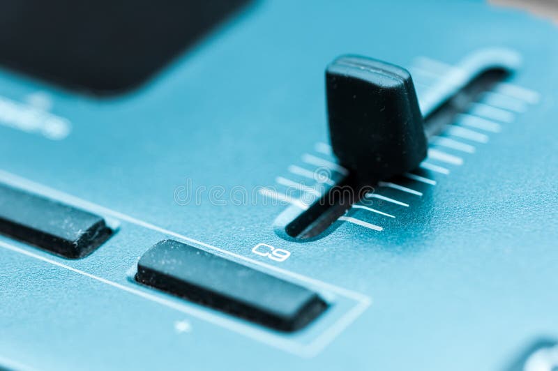 Van het het paneelclose-up van het synthesizerflard de knoopknop stock foto's Van het het paneelclose-up van het synthesizerflard de knoopknop stock foto's