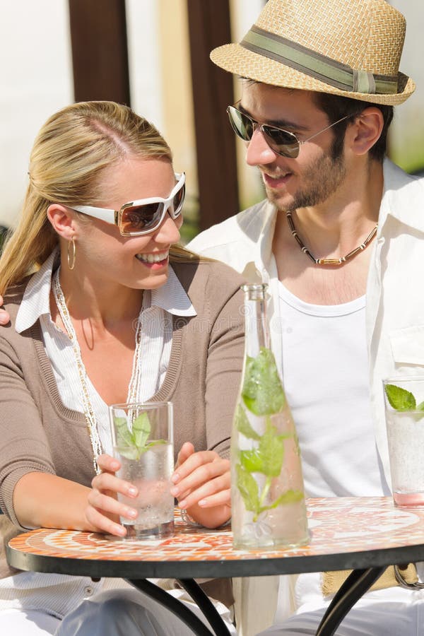 Van het het terras elegante paar van het restaurant de drank zonnige dag stock foto's Van het het terras elegante paar van het restaurant de drank zonnige dag stock foto's