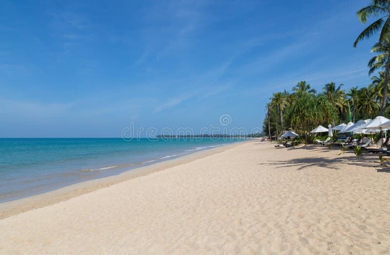Van het het zandstrand van Khaolak het Panorama van Thailand stock afbeelding Van het het zandstrand van Khaolak het Panorama van Thailand stock afbeelding