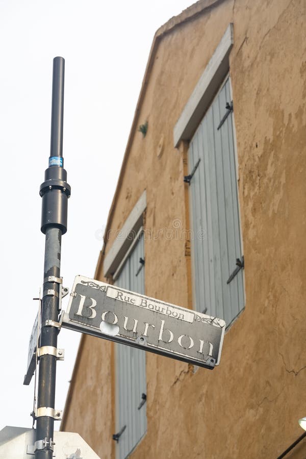 Van het Kwartlouisiane van de bourbonstraat de Beroemde Franse Verticale Samenstelling Van de binnenstad royalty-vrije stock foto Van het Kwartlouisiane van de bourbonstraat de Beroemde Franse Verticale Samenstelling Van de binnenstad royalty-vrije stock foto