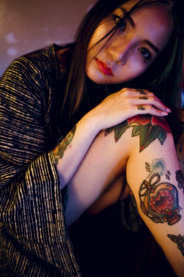 Van het Meisjesvogue van de tatoegerings Verleidelijk Sexy Tiener de Jeugdconcept royalty-vrije stock foto's Van het Meisjesvogue van de tatoegerings Verleidelijk Sexy Tiener de Jeugdconcept royalty-vrije stock foto's