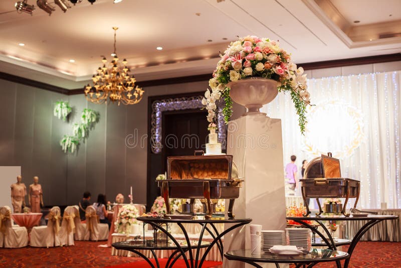 Van het het restaurantvoedsel van het hoteltrefpunt het buffet van de de cateringsdienst, cocktailbanket voor huwelijksceremonies royalty-vrije stock afbeelding Van het het restaurantvoedsel van het hoteltrefpunt het buffet van de de cateringsdienst, cocktailbanket voor huwelijksceremonies royalty-vrije stock afbeelding