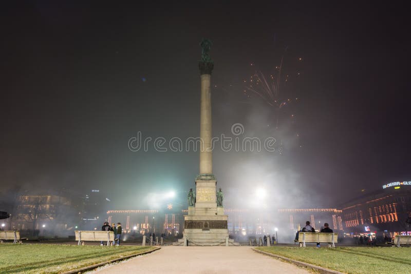 Van het Vuurwerkschlossplatz van Stuttgart van het de Rooknieuwjaar de Viering Omin stock foto Van het Vuurwerkschlossplatz van Stuttgart van het de Rooknieuwjaar de Viering Omin stock foto
