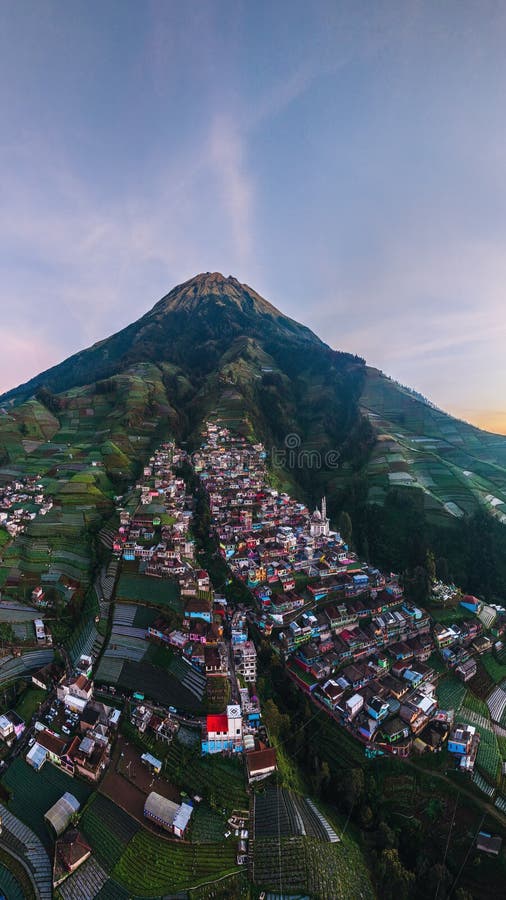 早晨俯瞰山腰乡村建筑房屋的美. 尼泊尔van java是 图库摄影