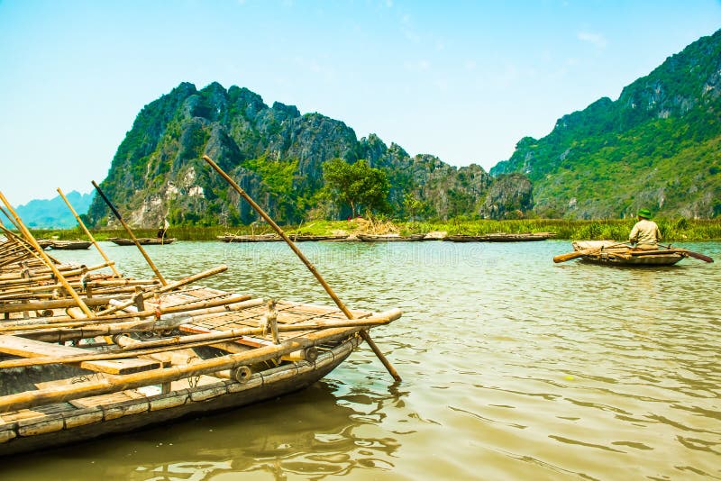 Van Long Nature Reserve med fartyg och härliga berg, NinhBinh, Vietnam arkivfoto Van Long Nature Reserve med fartyg och härliga berg, NinhBinh, Vietnam arkivfoto