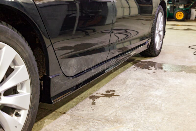 Van sedan-klasse de kant autoelementen van het lichaam van dichte waaier voordien royalty-vrije stock fotografie Van sedan-klasse de kant autoelementen van het lichaam van dichte waaier voordien royalty-vrije stock fotografie
