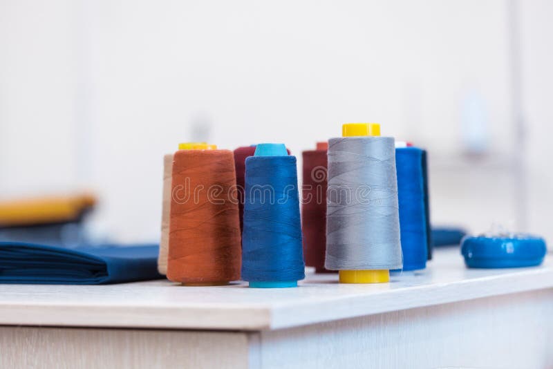 Van talorknopen van het werkdraden de schaarstof stock afbeelding Van talorknopen van het werkdraden de schaarstof stock afbeelding