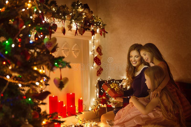 Van van de de Vrouwenportret, Moeder en Dochters van de Kerstmisfamilie Huidige Gift royalty-vrije stock afbeeldingen Van van de de Vrouwenportret, Moeder en Dochters van de Kerstmisfamilie Huidige Gift royalty-vrije stock afbeeldingen