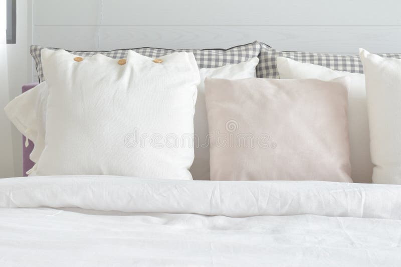 Van witte hoofdkussens die op bed met Engels de stijlbeddegoed van het land plaatsen royalty-vrije stock foto's Van witte hoofdkussens die op bed met Engels de stijlbeddegoed van het land plaatsen royalty-vrije stock foto's