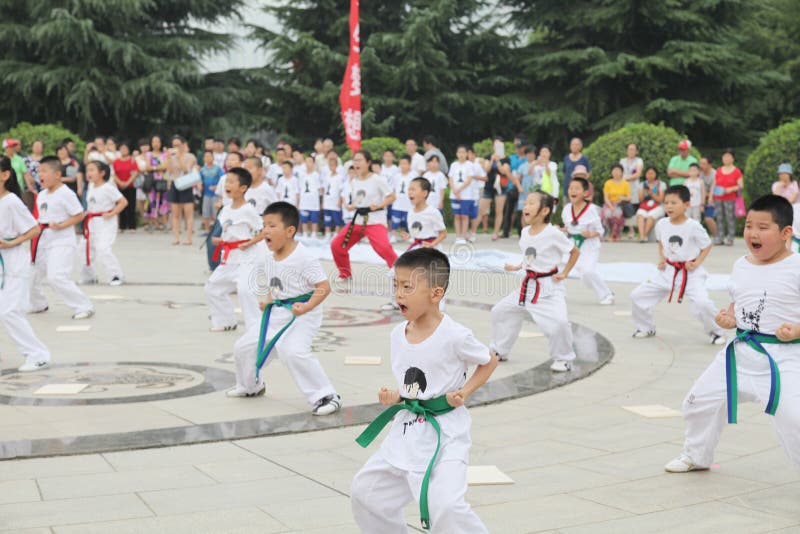 van xi een 'tae kwon do children in xi 'museum vierkante prestaties royalty-vrije stock foto van xi een 'tae kwon do children in xi 'museum vierkante prestaties royalty-vrije stock foto