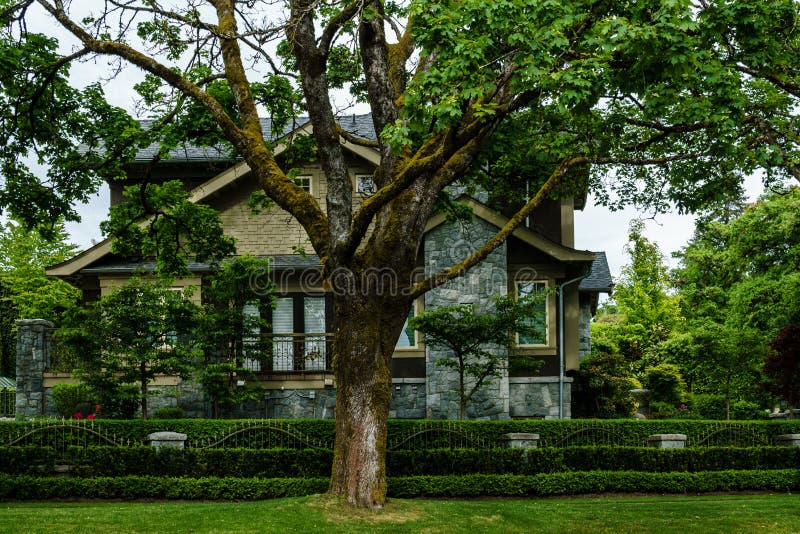VANCOUVER, CANADÁ - 15 DE MAYO DE 2019: Hermosa Casa Con Vista De Calle  Verde Muy Bien Recortada Imagen editorial - Imagen de pueda, venta:  164872390