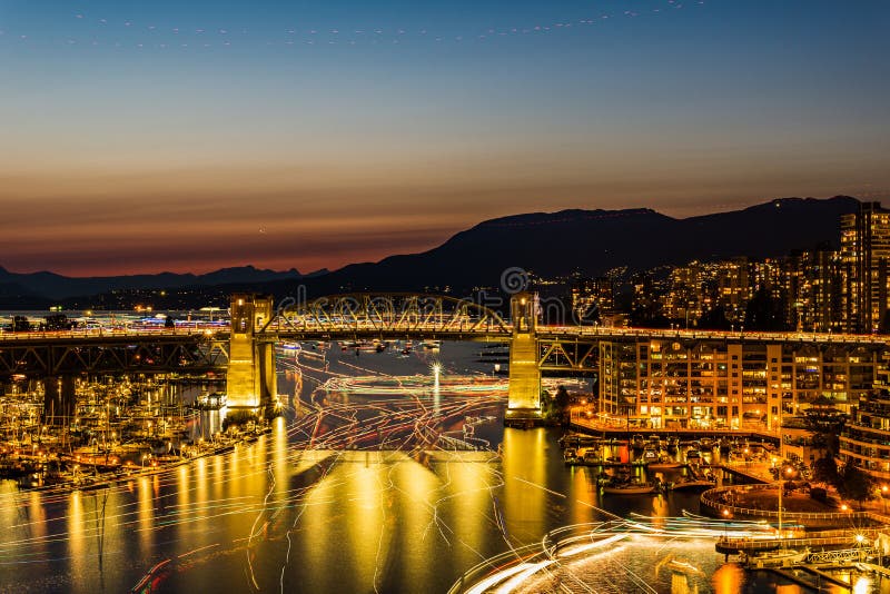VANCOUVER, CANADA - AUGUSTUS 3, 2019: beroemde Burrard-straatbrug bij nacht stock foto's VANCOUVER, CANADA - AUGUSTUS 3, 2019: beroemde Burrard-straatbrug bij nacht stock foto's