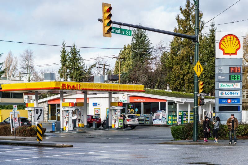 VANCOUVER, CANADA - January 21, 2018: Shell gas station and Convenience Store at Arbutus Street and Broadway royalty free stock photo VANCOUVER, CANADA - January 21, 2018: Shell gas station and Convenience Store at Arbutus Street and Broadway royalty free stock photo