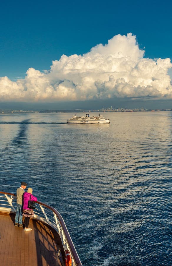 Vancouver, Canadá - 12 de septiembre de 2018: Pares en la cubierta del Volendam foto de archivo Vancouver, Canadá - 12 de septiembre de 2018: Pares en la cubierta del Volendam foto de archivo