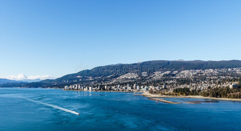 VANCOUVER, KANADA - 25. Februar 2019: Vancouver-Skylinepanorama von West-Vancouver stockfoto VANCOUVER, KANADA - 25. Februar 2019: Vancouver-Skylinepanorama von West-Vancouver stockfoto