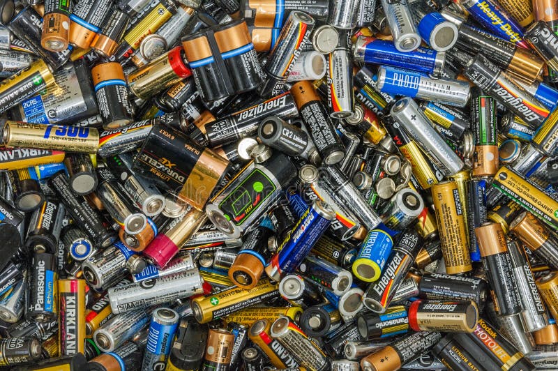Vancouver Kanada - Oktober 2, 2004: Hög av döda använda disponibla batterier för enkelt bruk arkivbild Vancouver Kanada - Oktober 2, 2004: Hög av döda använda disponibla batterier för enkelt bruk arkivbild