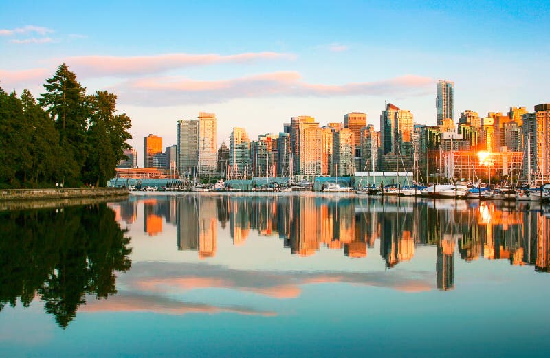 Vancouver linia horyzontu z Stanley parkiem przy zmierzchem, kolumbiowie brytyjska, Kanada