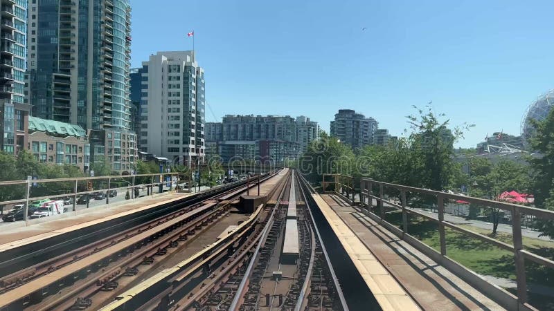 Vancouver skytrain nueva línea de canadá a surrey. tren de rieles de casa tren cielo viaje tráfico gran ciudad vida útil comodidad