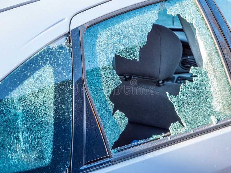 Vandalism car-fönster brutet glas