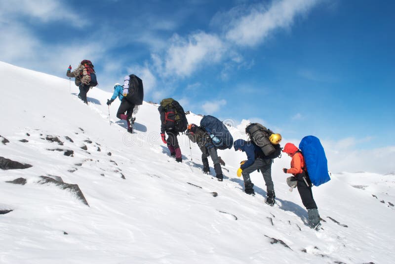 Vandring i berg för en vinter royaltyfria bilder Vandring i berg för en vinter royaltyfria bilder