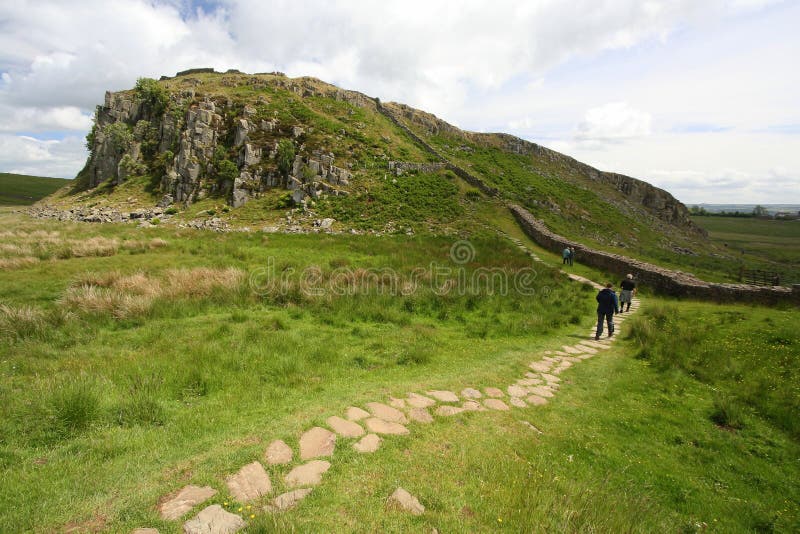 Vandringsled och för fotgängare för Hadrian tillsammans med vägg ` s arkivbilder Vandringsled och för fotgängare för Hadrian tillsammans med vägg ` s arkivbilder