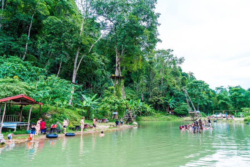 VANGVIENG, LAOS 13 de mayo de 2017: Los turistas gozan en la laguna azul imagenes de archivo VANGVIENG, LAOS 13 de mayo de 2017: Los turistas gozan en la laguna azul imagenes de archivo