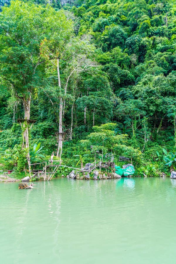 VANGVIENG, LAOS 13 de mayo de 2017: Los turistas gozan en la laguna azul fotos de archivo VANGVIENG, LAOS 13 de mayo de 2017: Los turistas gozan en la laguna azul fotos de archivo