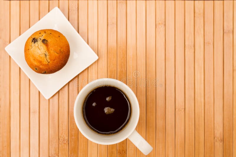 Vanilj med muffin för chokladchiper med en kopp kaffe