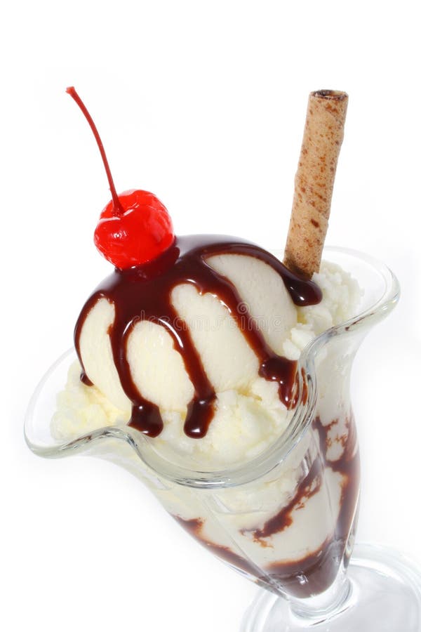 Delizioso gelato alla vaniglia gelato guarnita con salsa di cioccolato, wafer e ciliegie al maraschino.