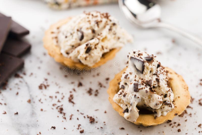 Vanilleeis Mit Schokoladensplittern - Straciatella Stockfoto - Bild von ... Vanilleeis Mit Schokoladensplittern - Straciatella Stockfoto - Bild von ...