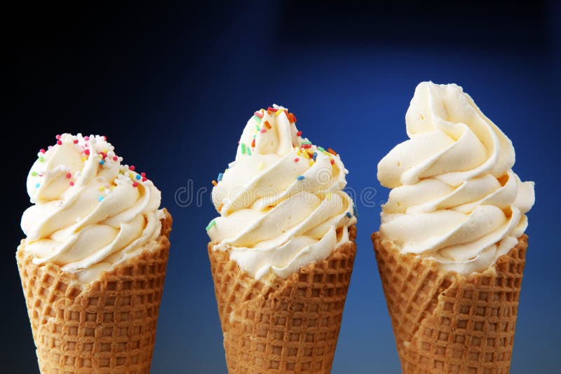 Vanillegefrorener joghurt oder -Softeis im Waffelkegel stockbilder Vanillegefrorener joghurt oder -Softeis im Waffelkegel stockbilder