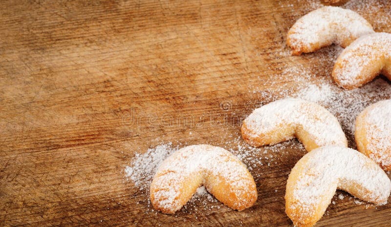 Vanillekegels over houten stock foto