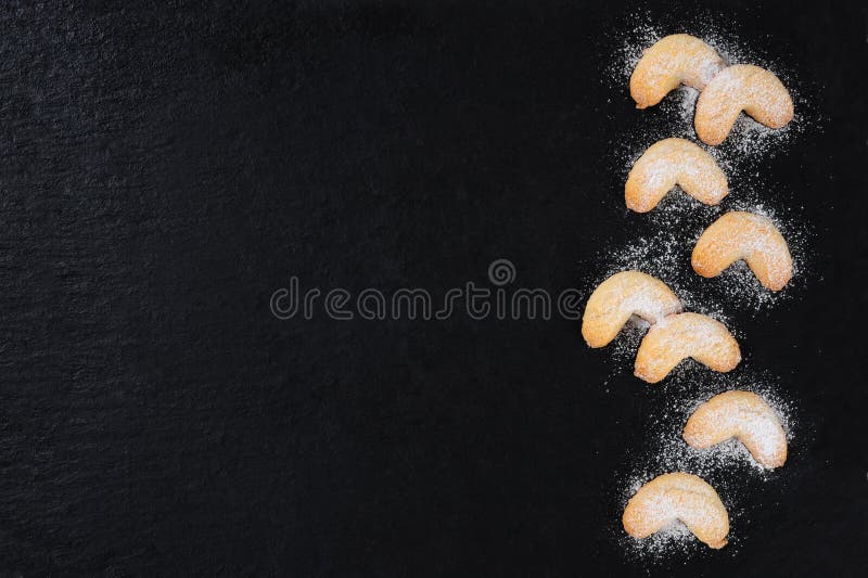 Vanillekegels over zwarte lei stock foto