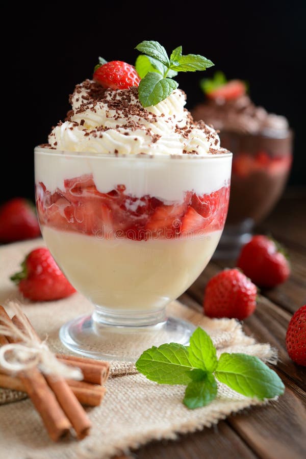 Vanillepudding Mit Erdbeeren, Mascarpone Und Schlagsahne Stockbild ...