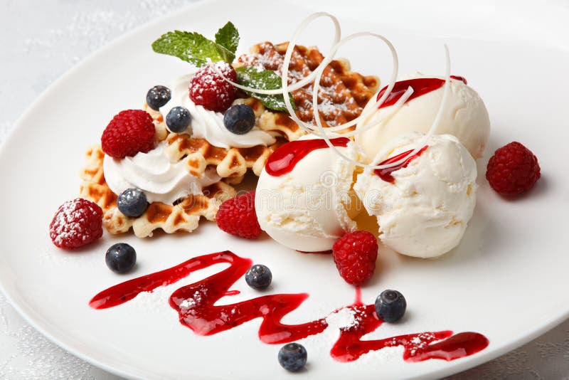 Vanilleroomijs en wafels met verse bessen royalty-vrije stock afbeeldingen Vanilleroomijs en wafels met verse bessen royalty-vrije stock afbeeldingen