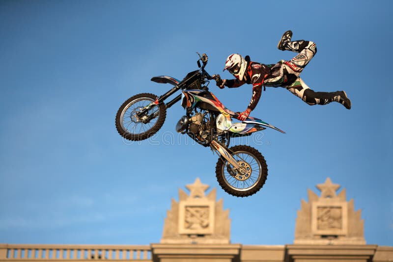 Um Cavaleiro Profissional Na Competição De FMX (motocross Do Estilo Livre)  Em Jogos Extremos De Barcelona Dos Esportes De LKXA Imagem de Stock  Editorial - Imagem de cruz, esporte: 44154379