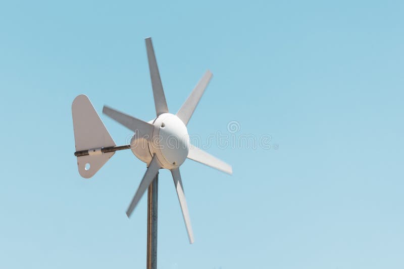 Lâminas rotativas de uma hélice de moinho de vento no fundo do céu azul  geração de energia eólica energia verde pura