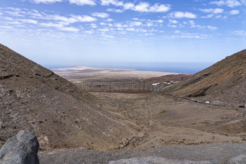 Vanuit de bergen bij Femes heb je een mooi uitzicht op het zeeogende dorp Playa Blanca, Lanzarote, Spanje royalty-vrije stock foto's Vanuit de bergen bij Femes heb je een mooi uitzicht op het zeeogende dorp Playa Blanca, Lanzarote, Spanje royalty-vrije stock foto's
