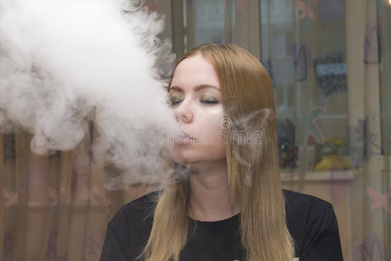 Vape flicka arkivfoto Vape flicka arkivfoto