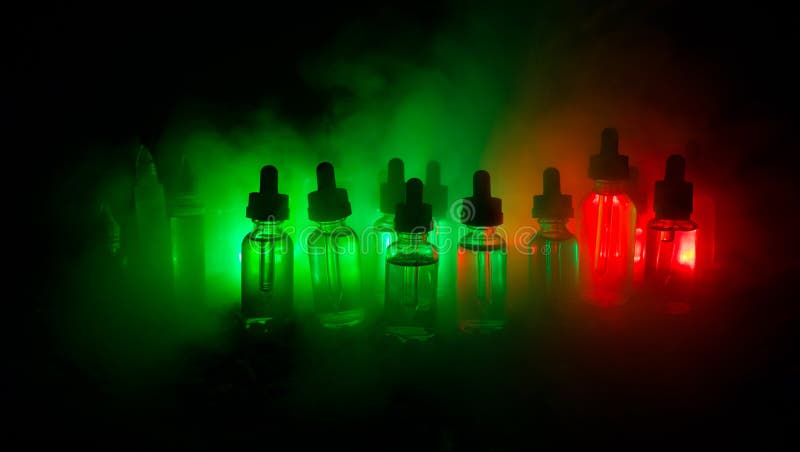 Vape pojęcie Dymne chmury i vape ciekłe butelki na ciemnym tle skutków wielki światła przyjęcia występ Pożytecznie jako tło lub e obrazy royalty free Vape pojęcie Dymne chmury i vape ciekłe butelki na ciemnym tle skutków wielki światła przyjęcia występ Pożytecznie jako tło lub e obrazy royalty free