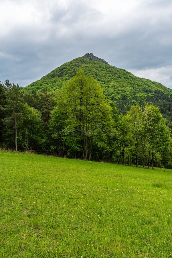 Vrch Vapec ve Strážovských vrších na Slovensku