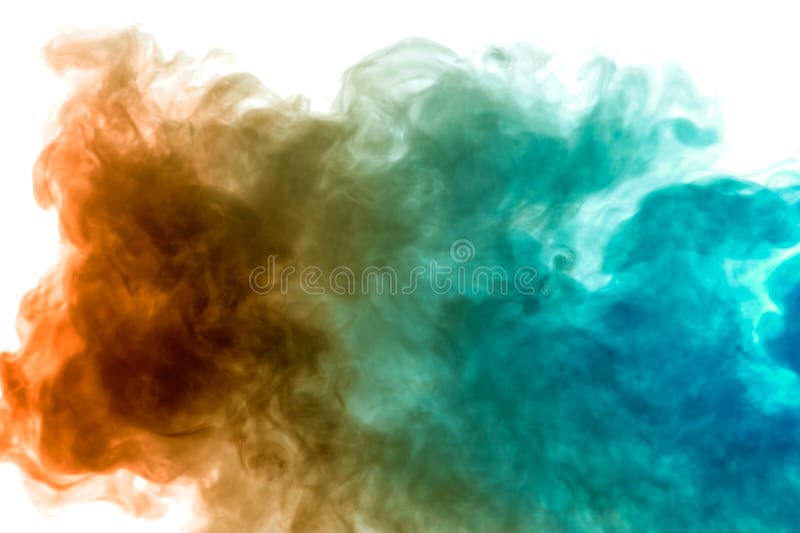 Vapor colorido expirado do vape com uma transição suave de moléculas da cor do amarelo ao azul em um fundo branco como a imagens de stock Vapor colorido expirado do vape com uma transição suave de moléculas da cor do amarelo ao azul em um fundo branco como a imagens de stock