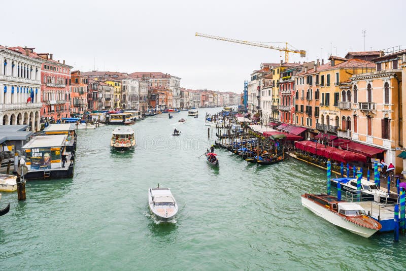 Vaporettos vattenbussar, gondoler, vattentaxi & andra fartyg som seglar mellan färgrika Venetian byggnader på Grand Canal i Vened fotografering för bildbyråer Vaporettos vattenbussar, gondoler, vattentaxi & andra fartyg som seglar mellan färgrika Venetian byggnader på Grand Canal i Vened fotografering för bildbyråer